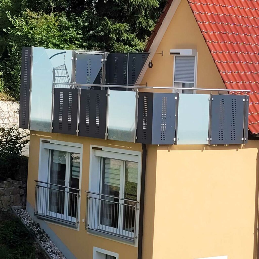 Hochwertiges Edelstahlgeländer mit Glaselementen an einer Terrasse
