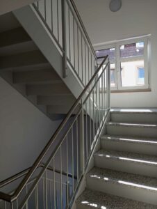 Treppe und Handlauf aus der Seitenansicht