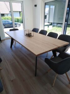 Stahlbühne für Fitnesstudio mit Treppe 1 Holztischplatte aus Eichenholz