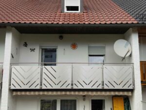 Metallbalkon an einem Mehrfamilienhaus realisiert 1 Metallgeländer für Balkon gefertigt aus Edelstahl mit V2A geschliffen