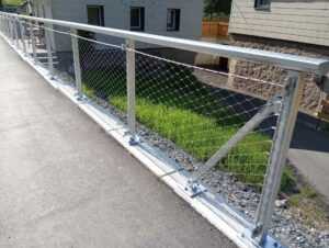 Edelstahl und Metallbau in Kulmbach 7 Diese filigranen Edelstahl-Seilnetzgeländer fügen sich nahtlos in die Umgebung ein