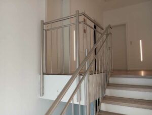 Maßgefertigtes Harfengeländer im Treppenhaus 1 Das Treppenpodest im Obergeschoss wurde zusätzlich mit einer 6 mm starken Blechblende, weiß lackiert, verkleidet und sorgt so für einen modernen, harmonischen Abschluss.