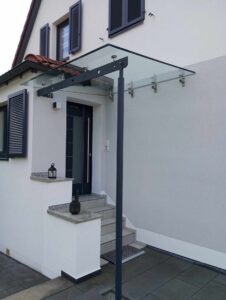 Edelstahl und Metallbau in Kulmbach 7 Die Eingangsüberdachung soll sich gut in das Gesamtbild einpassen