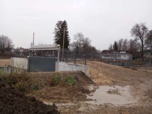 Edelstahl und Metallbau in Kulmbach 7 Blick auf das Projekt mit dem Fluttor der Anlage in Thannhausen nach der Montage